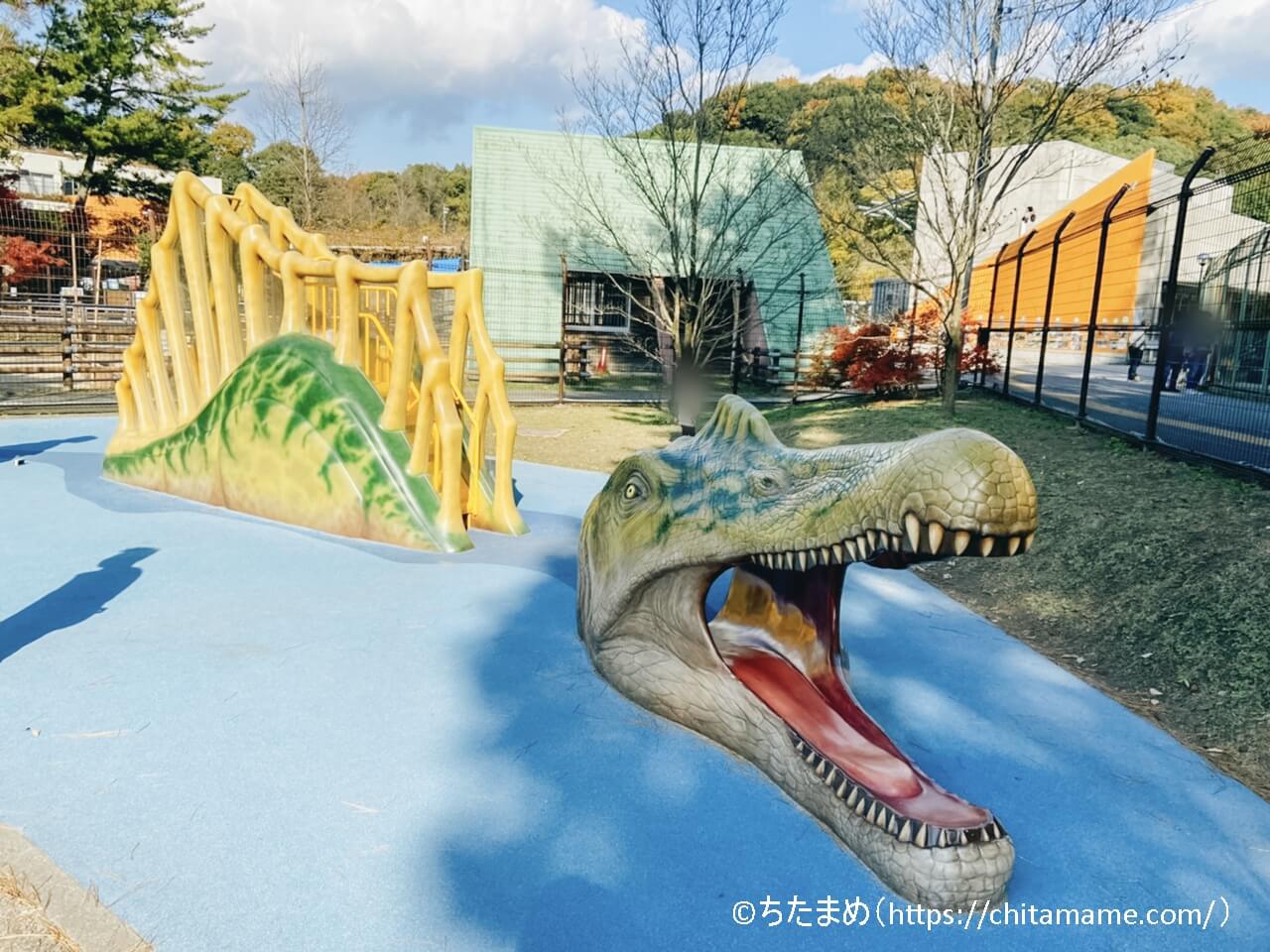 東公園動物園：スピノサウルスの滑り台