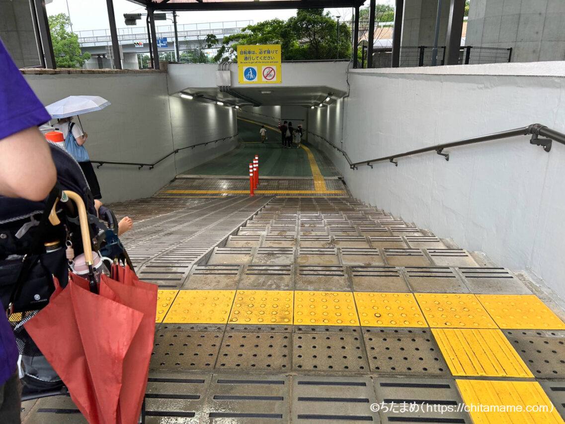 愛知県児童総合センターへ向かう地下通路をベビーカーで移動する様子