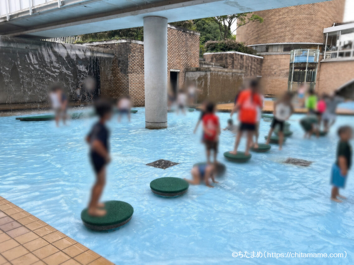愛知県児童総合センターの水のひろばで遊ぶ小学生の子ども