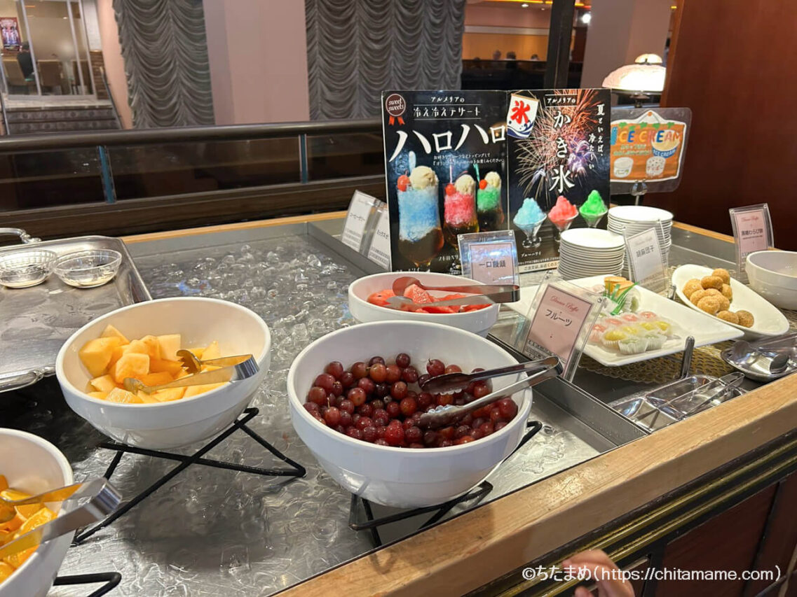 夕食バイキングに並ぶスイーツやデザート