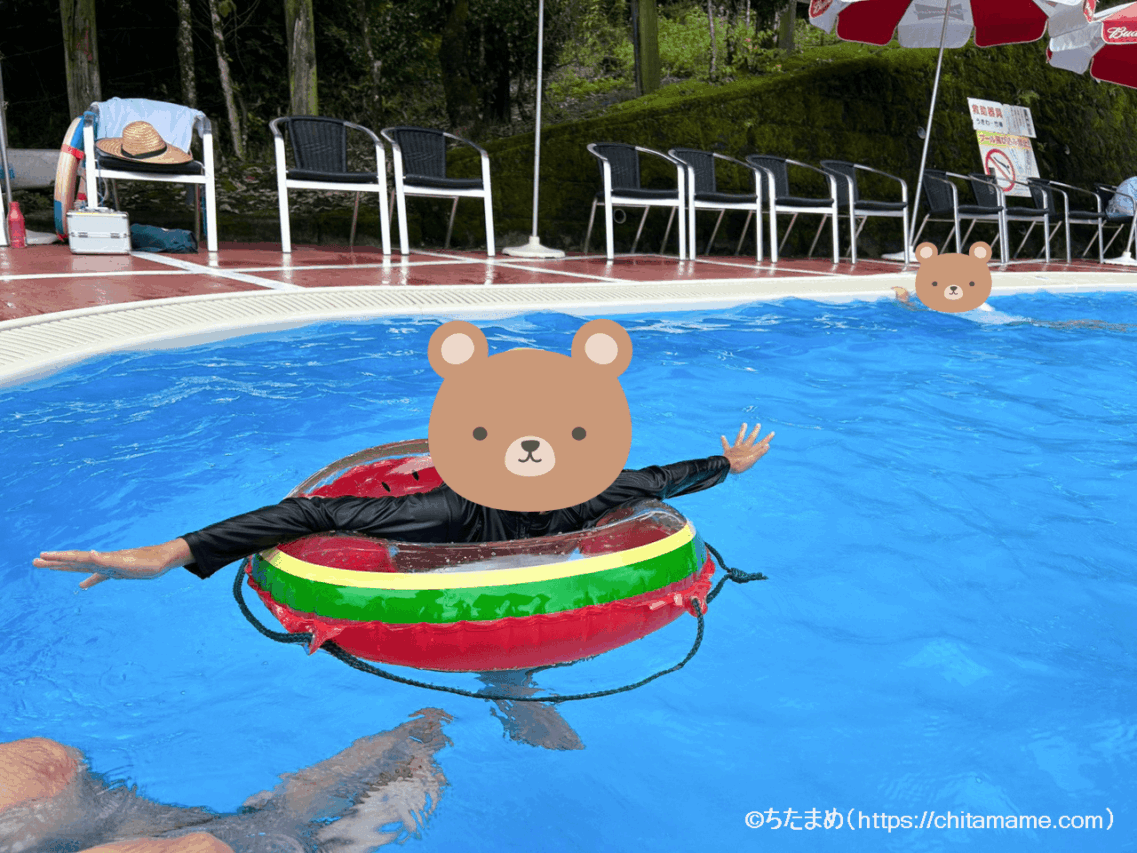 ホテルくさかべアルメリアのプールで遊ぶ小学生の子ども