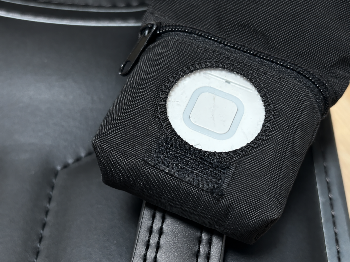 ランドセルの肩ベルトに黒い専用カバーで取り付けたみてねみまもりGPSトーク